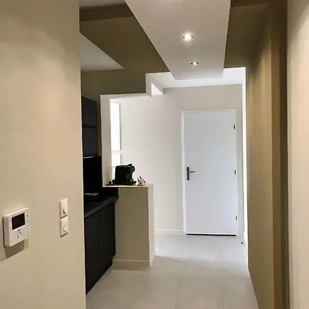 Standing Apartment *